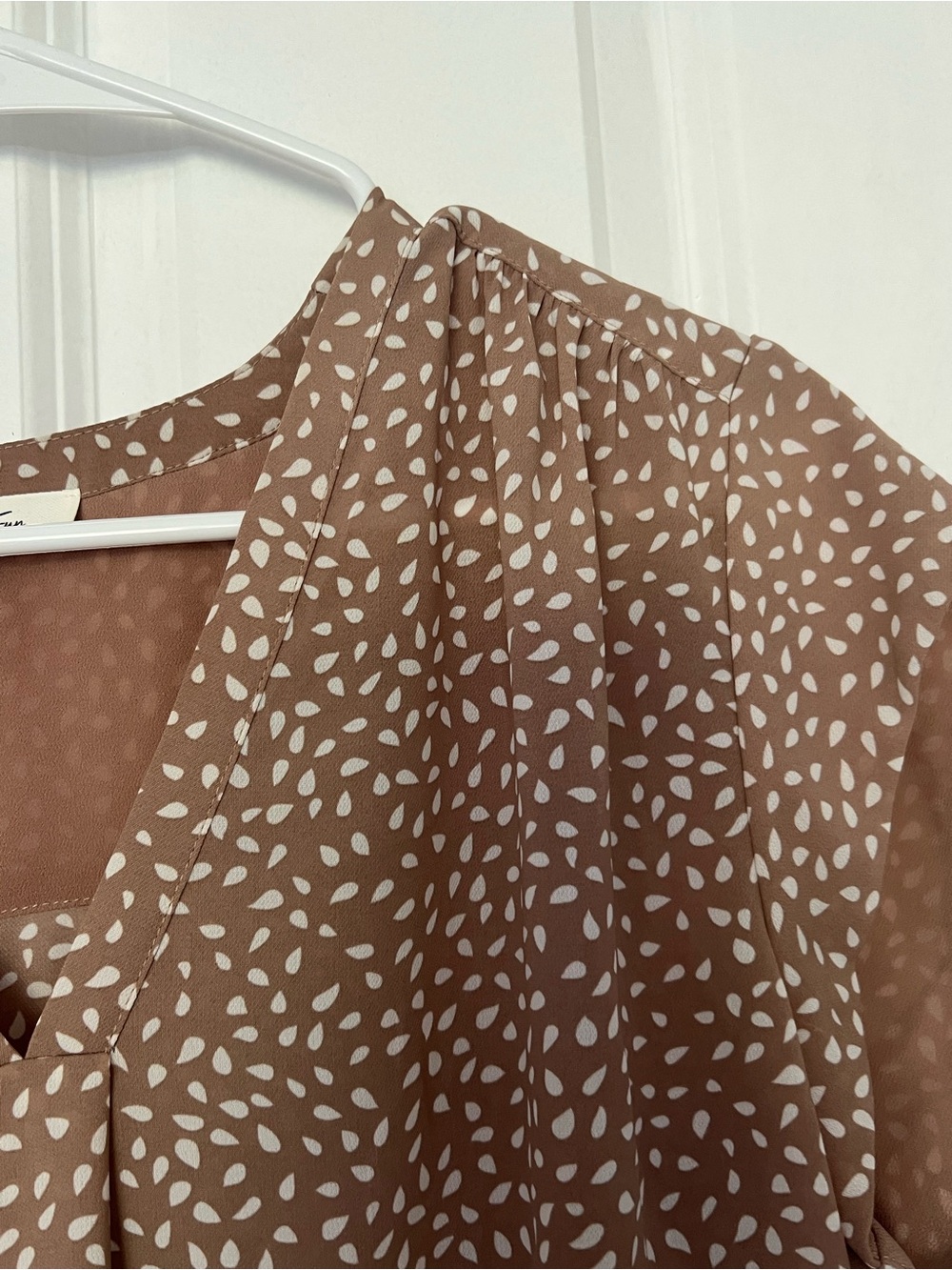 Casual V-Neck Cap Sleeve Blouse in Taupe with Cream Dot Print - Picture 4 of 4